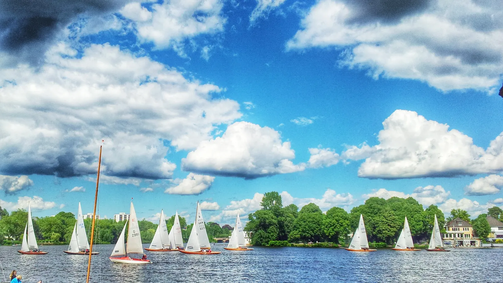 Segelboote auf der Außenalster bei Sommerwolken