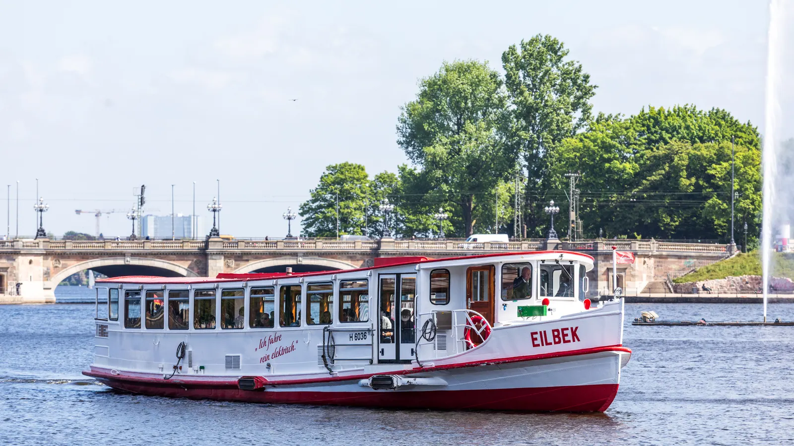 Alsterschiff Eilbek auf der Außenalster vor der Lombardsbrücke