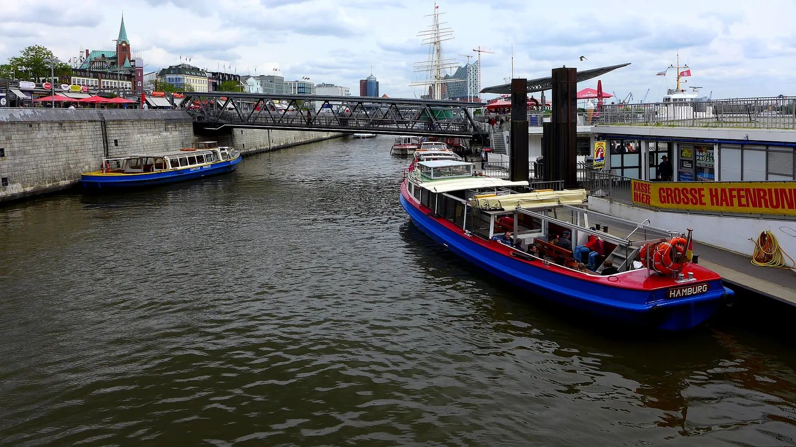 Barkasse Hamburg am Anleger der Landungsbrücken vor der Überseebrücke