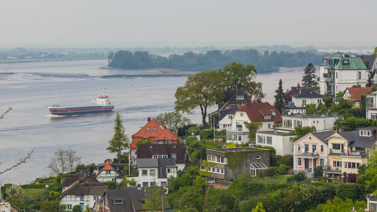Elbstrand und Treppenviertel von Blankenese von der Elbe aus