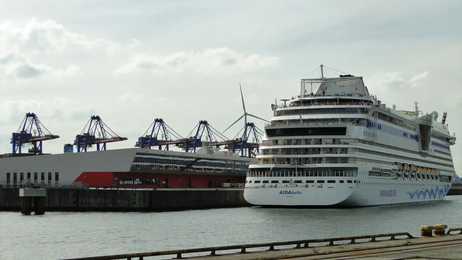 Kreuzfahrtschiff am Cruise Center in der HafenCity