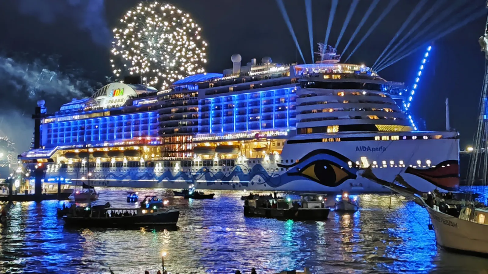 Kreuzfahrtschiff im blau beleuchteten Hafen bei den Hamburg Cruise Days