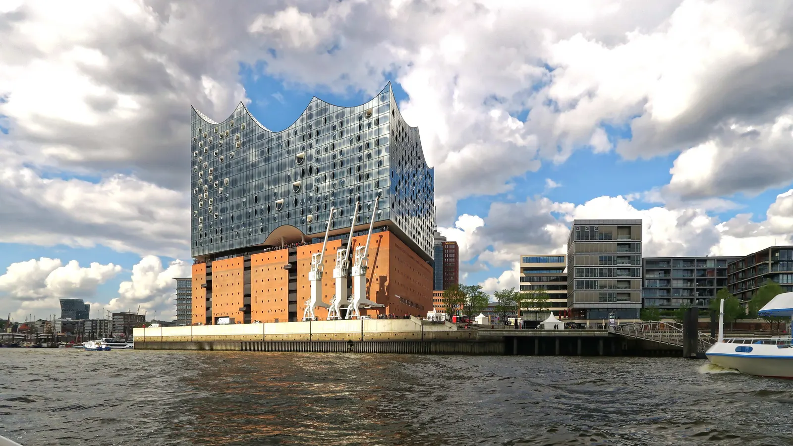 Die Elbphilharmonie mit dem Anleger am Kaiserkai von der Elbe aus