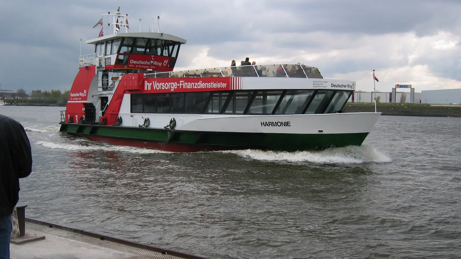 HADAG-Hafenfähre Harmonie auf der Linie 62 auf der Elbe