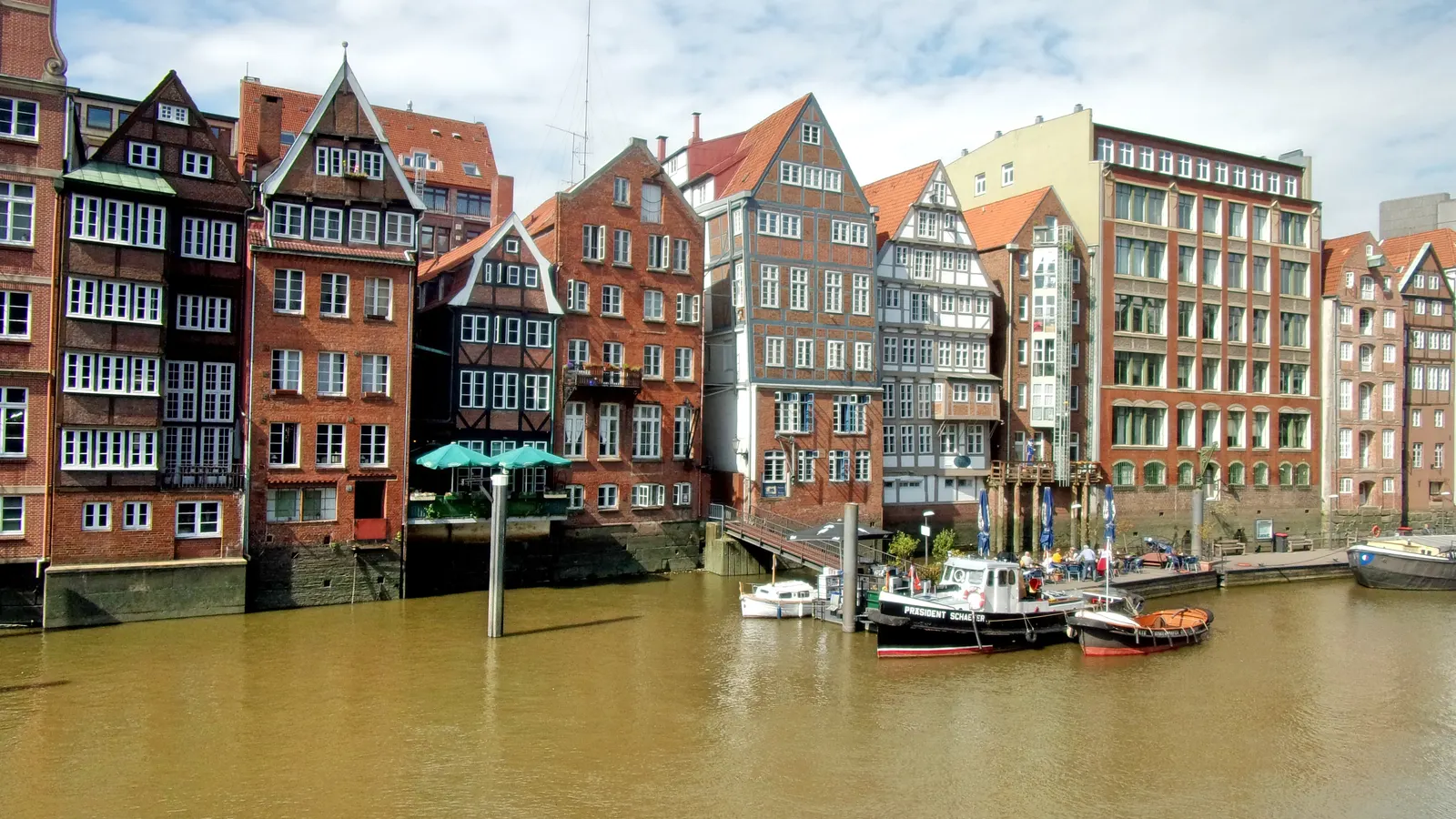 Nikolaifleet mit den historischen Bürgerhäusern der Deichstraße