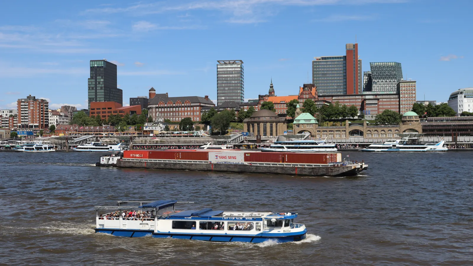 Barkasse auf der Elbe vor den Landungsbrücken und der Hamburger Skyline