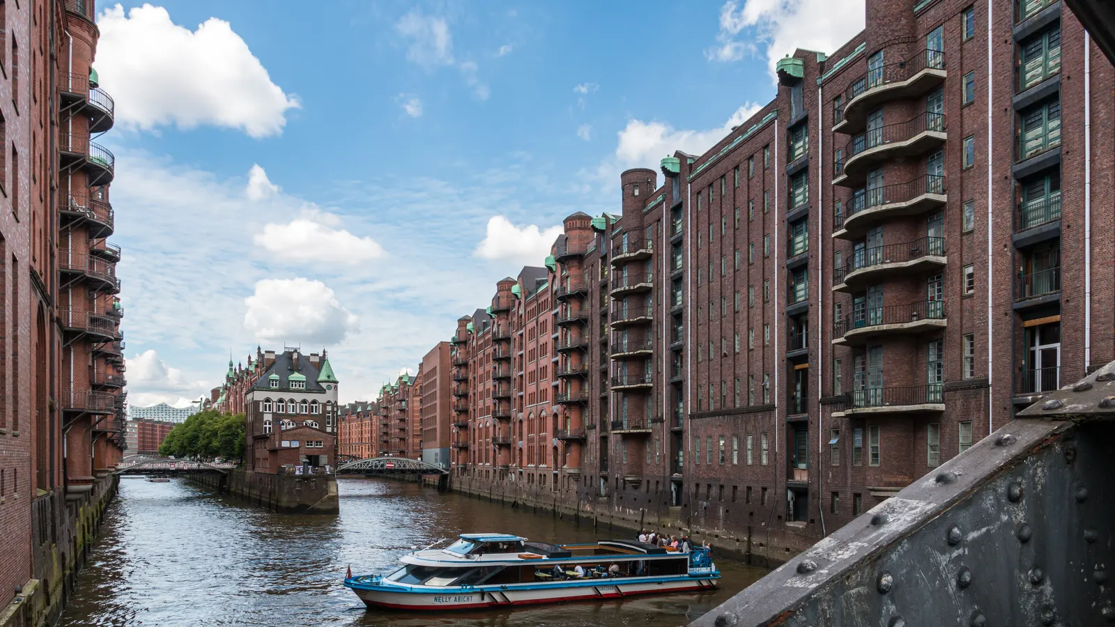 Barkasse im Fleet der Speicherstadt zwischen den Backsteinspeichern