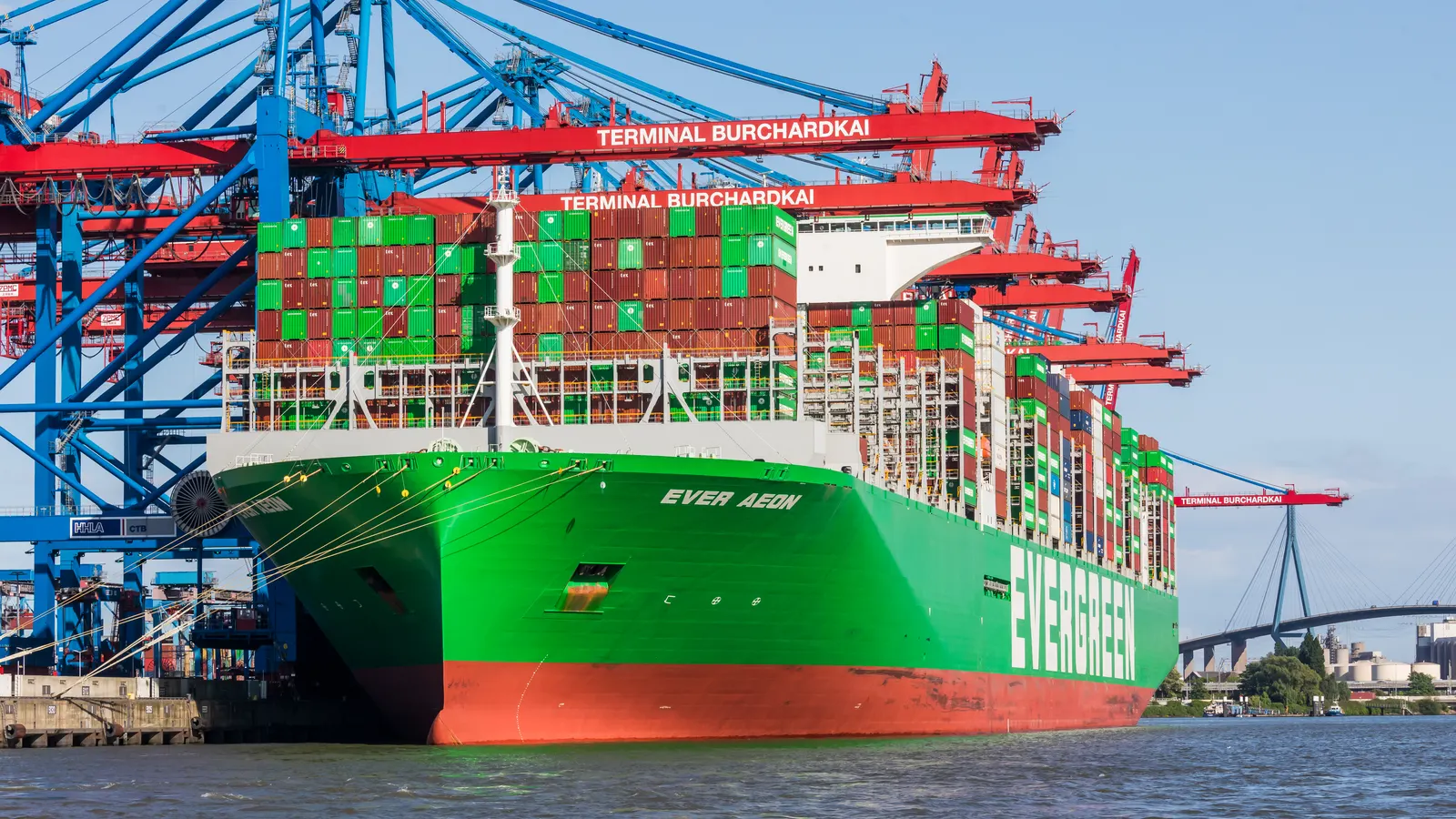 Containerschiff an den Brücken des Terminals Burchardkai