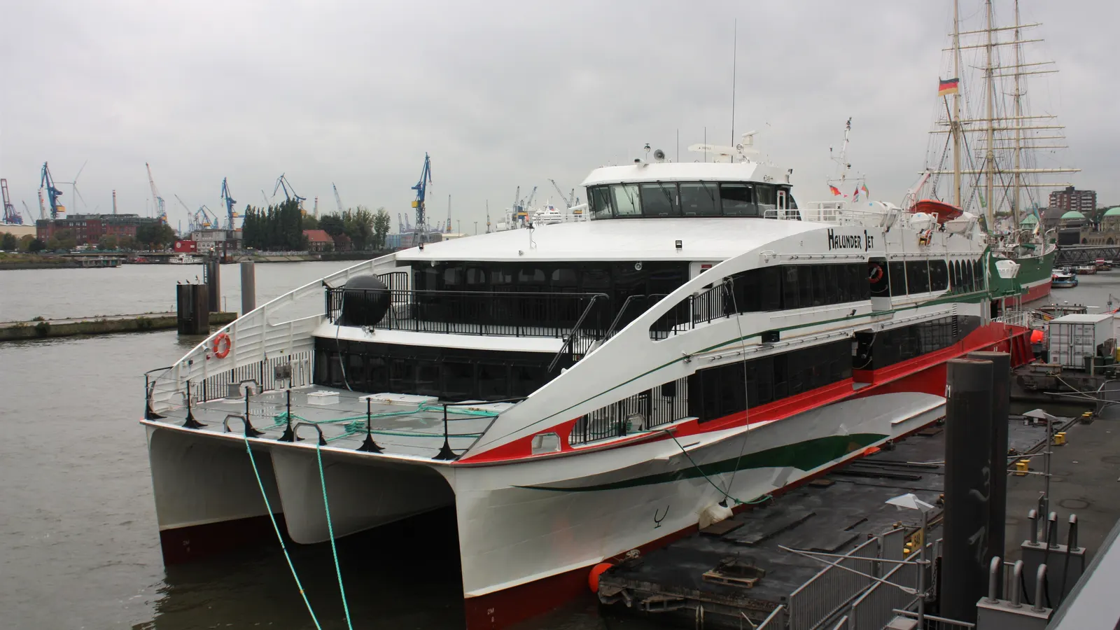 Katamaran Halunder Jet am Anleger der Landungsbrücken vor der Rickmer Rickmers
