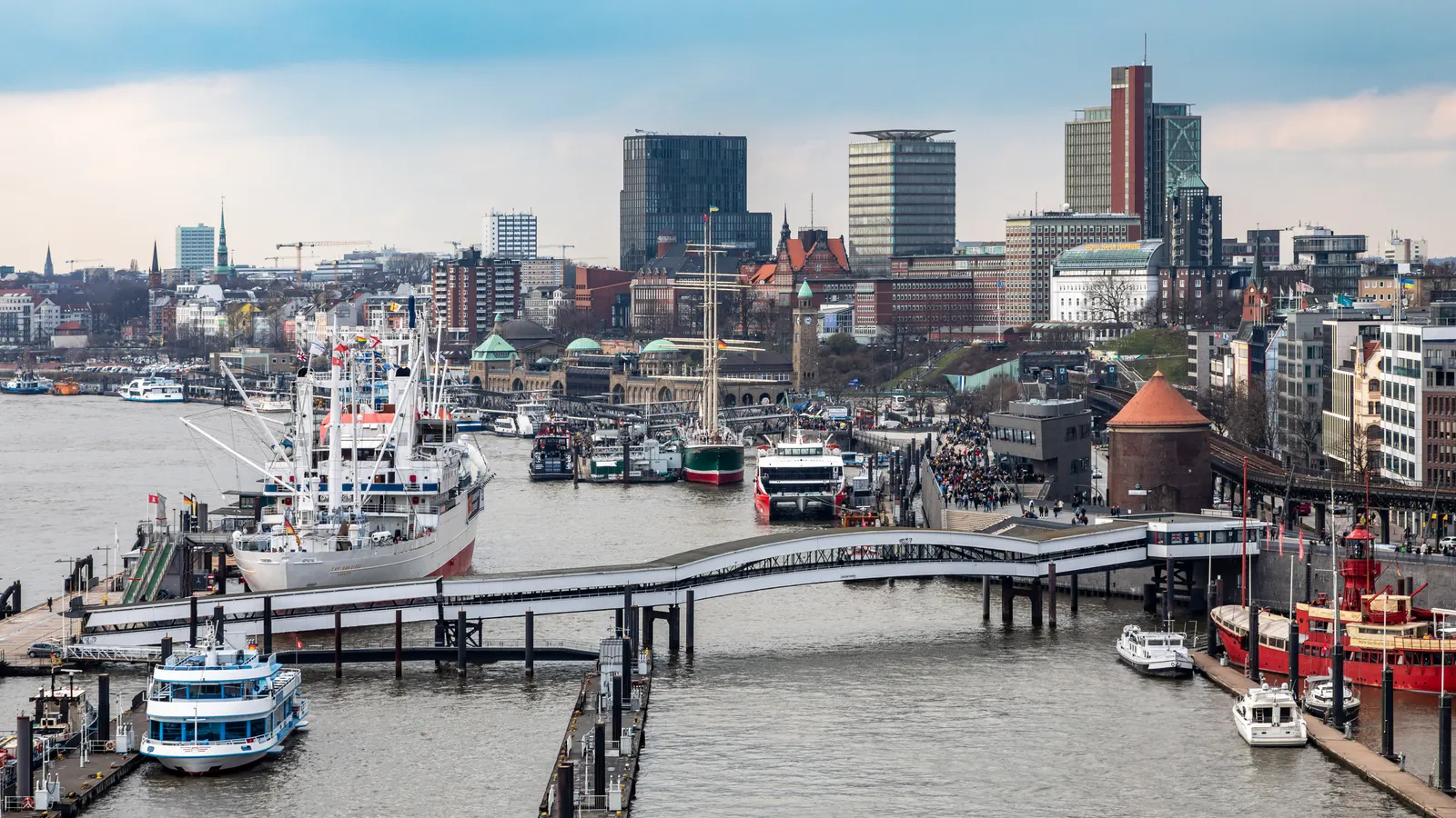 Landungsbrücken mit Cap San Diego, Rickmer Rickmers und den Anlegern vom Wasser aus