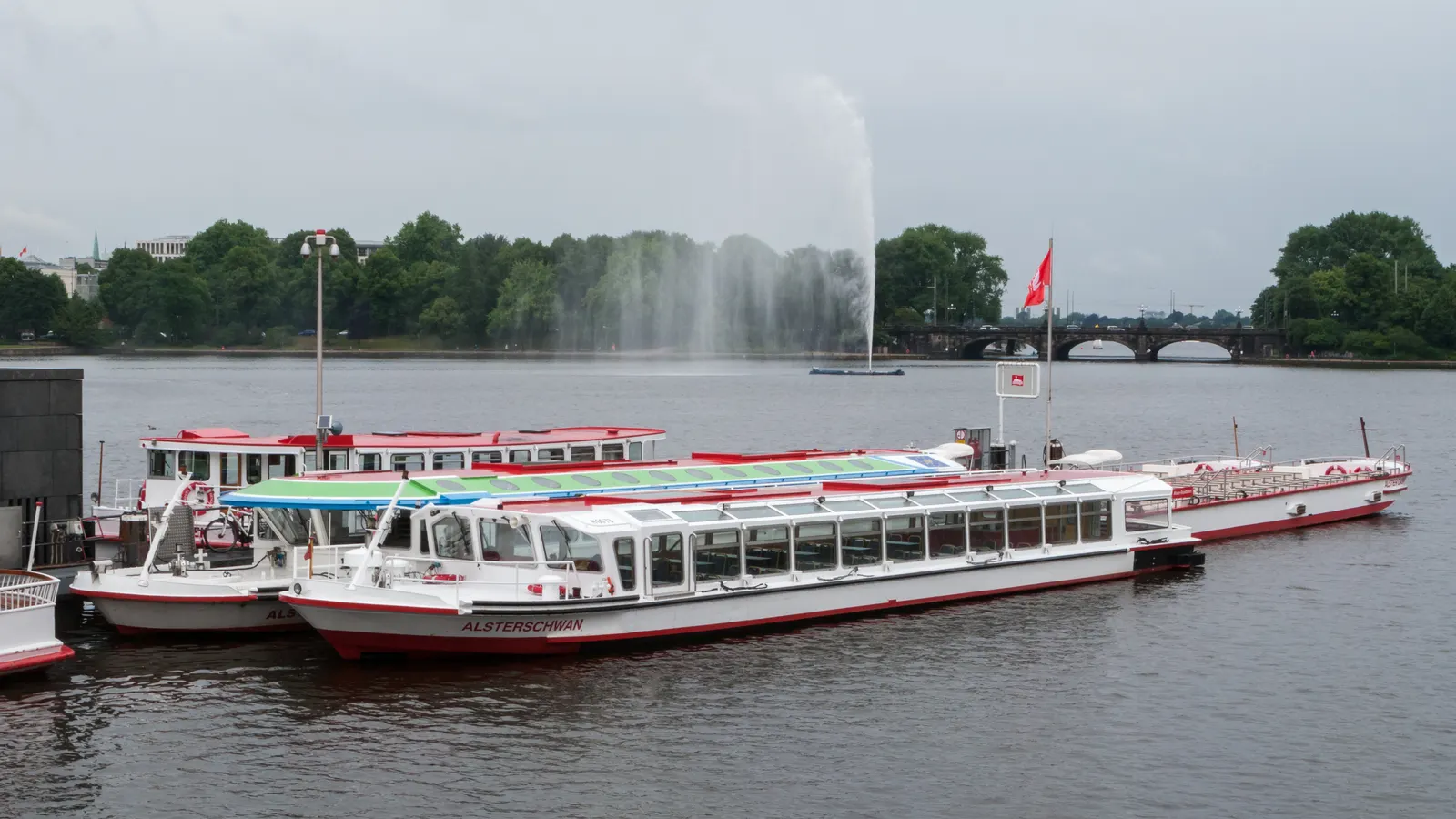 Alsterschiffe am Anleger Jungfernstieg vor der Alsterfontäne