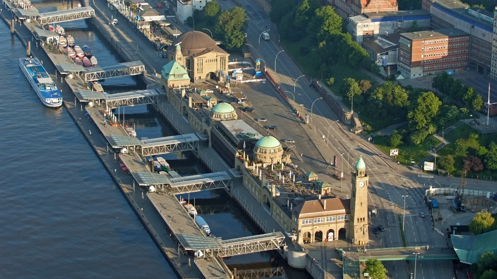 Die St. Pauli Landungsbrücken mit Ponton, Kuppelbau und Pegelturm von oben