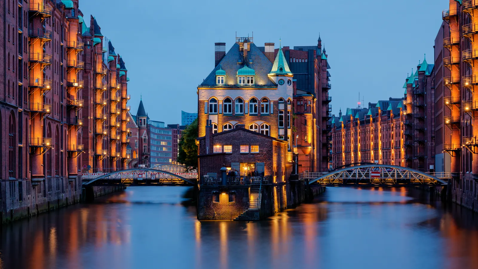 Das beleuchtete Wasserschloss der Speicherstadt zur blauen Stunde