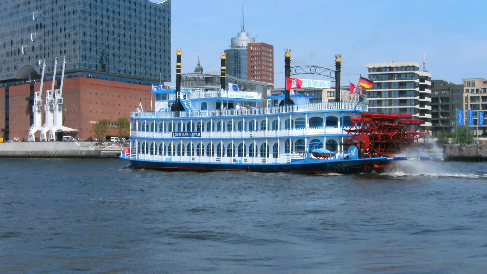 Schaufelradschiff Louisiana Star vor der Elbphilharmonie