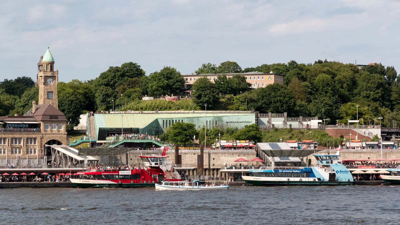 Die Landungsbrücken vom Wasser aus mit Barkassen und Fahrgastschiffen