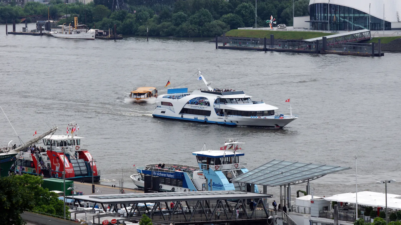 Rundfahrtschiffe verschiedener Reedereien an den Landungsbrücken