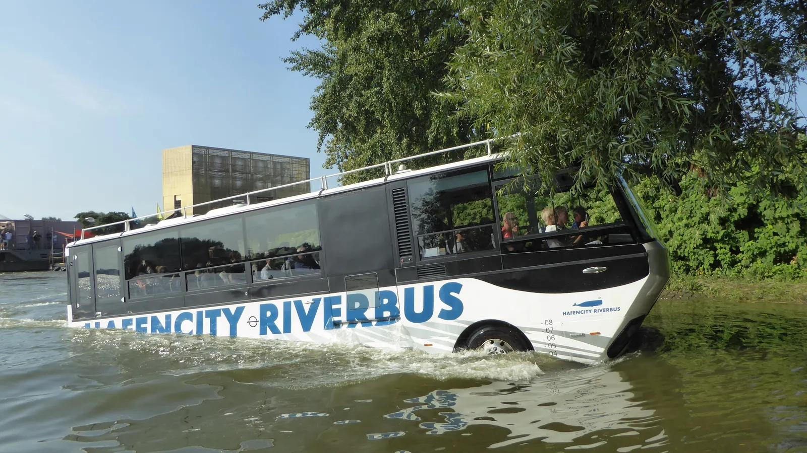 Der HafenCity RiverBus, ein Amphibienbus, auf der Elbe