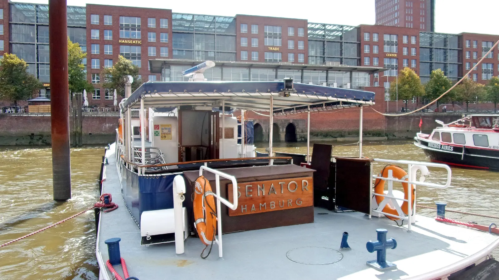 Deck einer Barkasse mit Tischen, bereit für eine Feier im Hafen