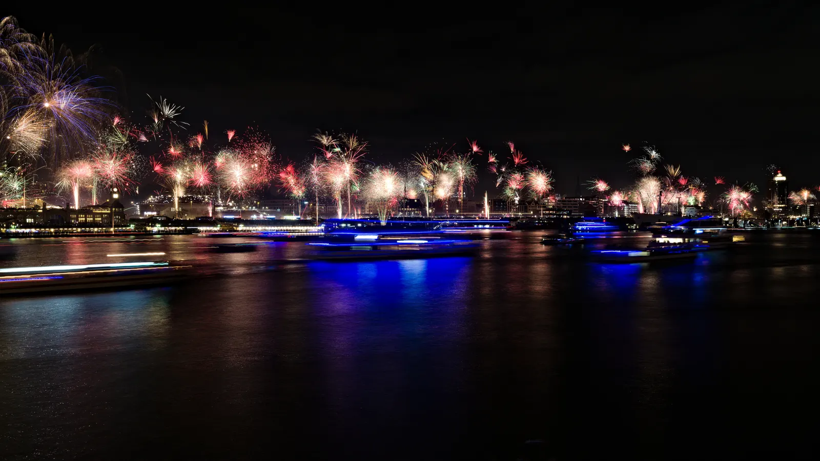 Feuerwerk über dem Hamburger Hafen