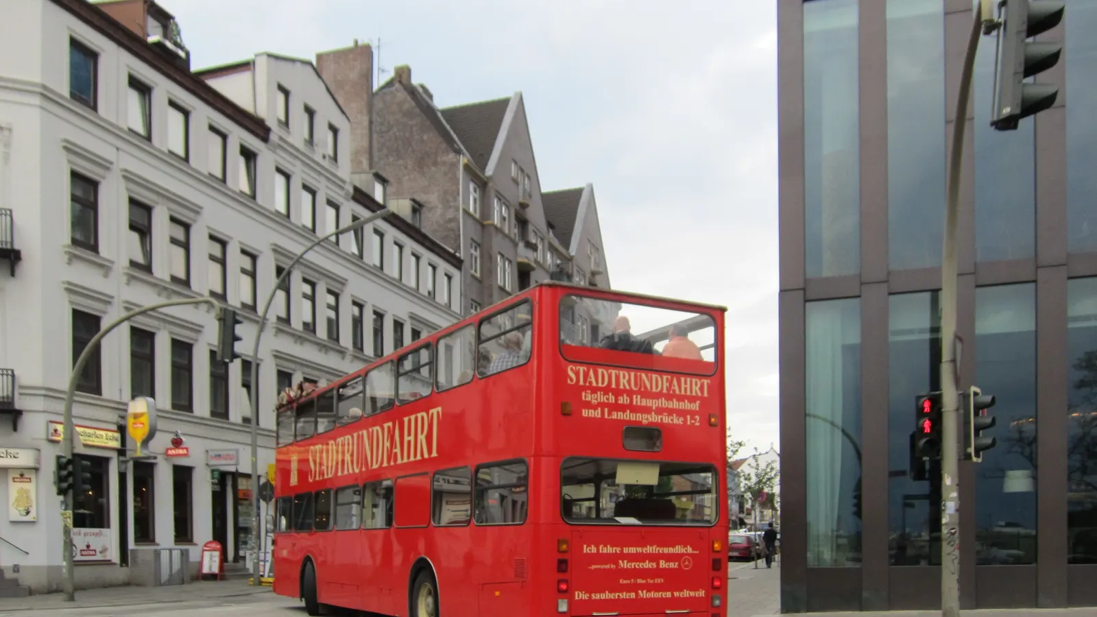 Roter Doppeldeckerbus der Stadtrundfahrt in Hamburg