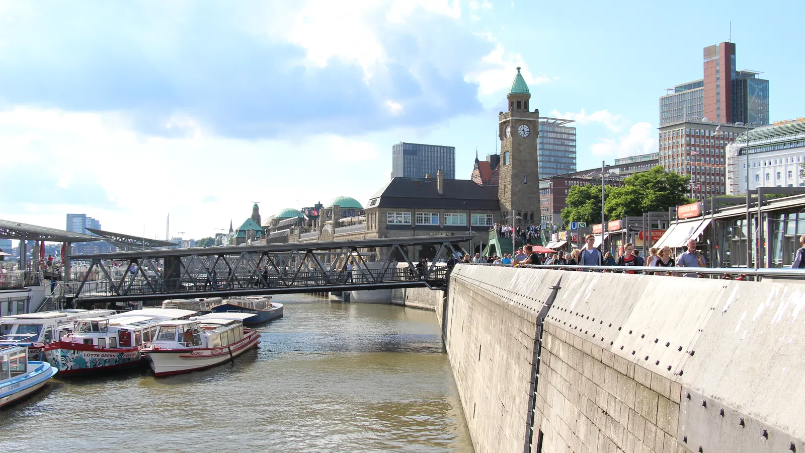 Barkassen und Fahrgastschiffe am Ponton der St. Pauli Landungsbrücken mit dem Pegelturm