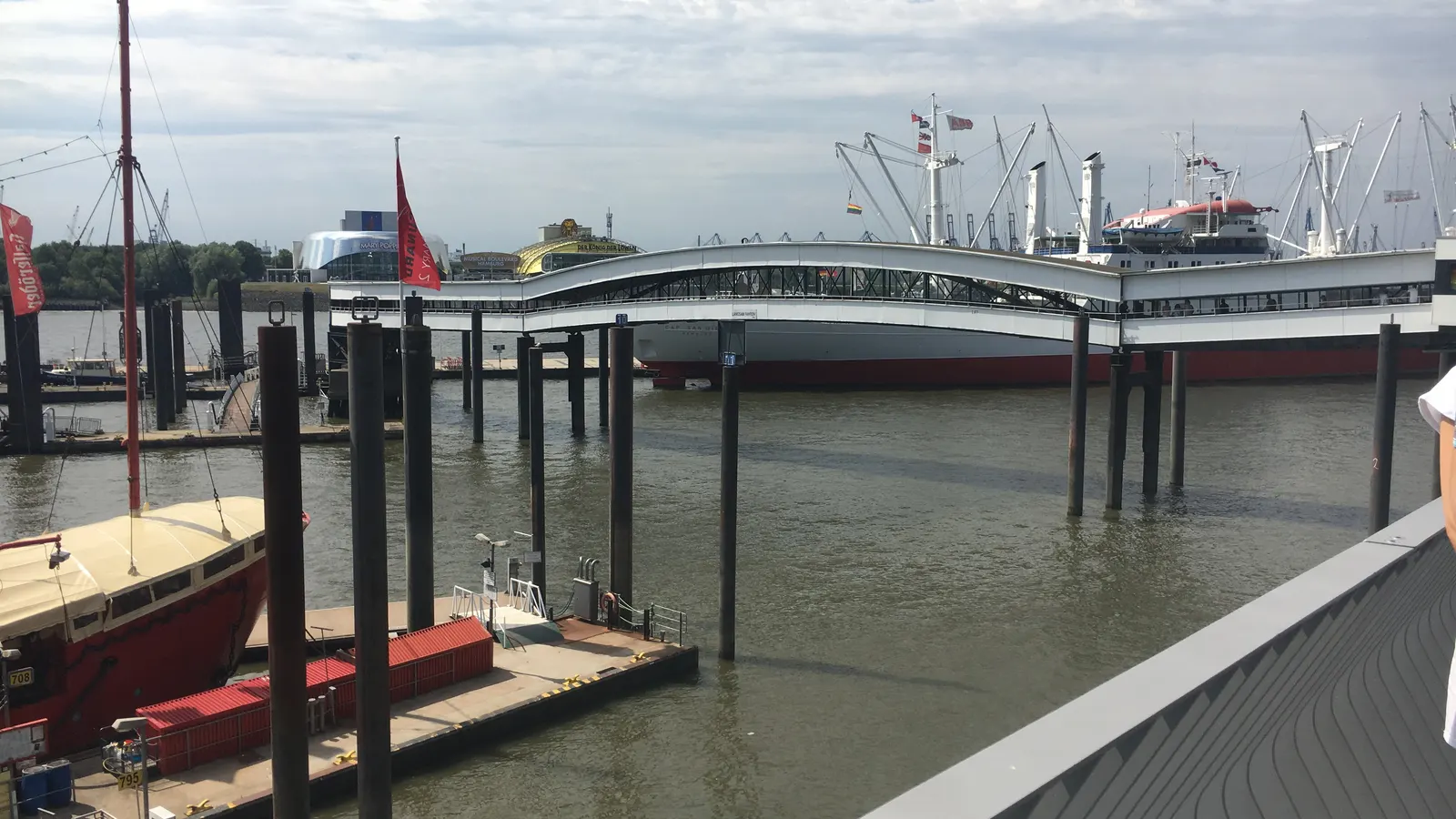 Die Überseebrücke mit dem Museumsschiff Cap San Diego