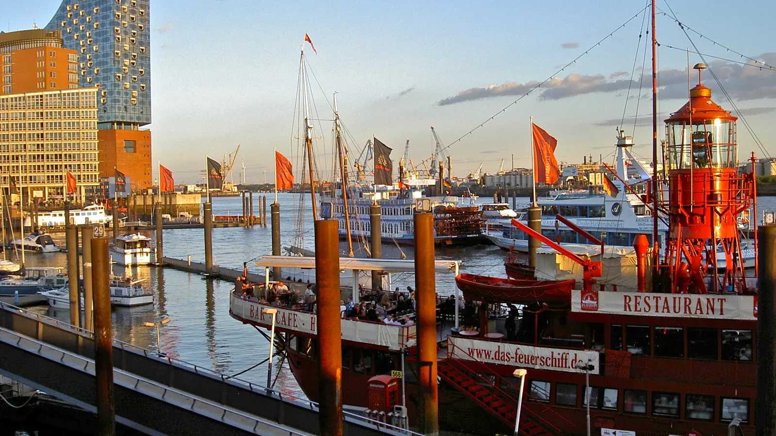Das rote Feuerschiff am Anleger Vorsetzen mit der Elbphilharmonie im Hintergrund